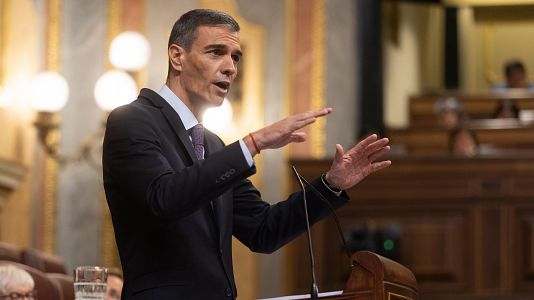 El presidente del gobierno Pedro Snchez, y el ministro para la Transformacin Digital y de la Funcin Pblica scar Lpez, tras el pleno en el Congreso de los Diputados, este mircoles.