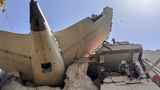 Restos del avin de Air India que se estrell poco despus de despegar