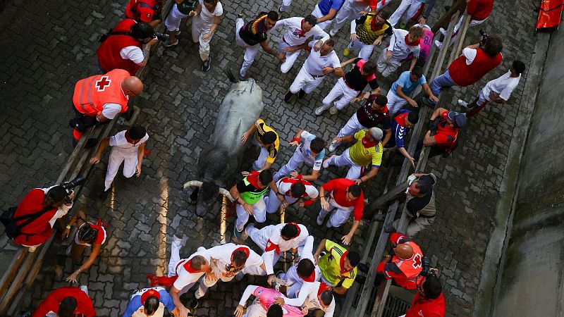 Cinco heridos, uno por golpe de cuerno y otro por la caída de una cornisa: parte médico del sexto encierro de San Fermín