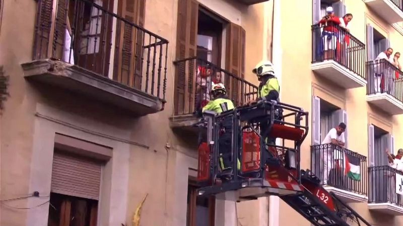 Un herido por la cada de una cornisa, que retrasa el inicio del sexto encierro de San Fermn