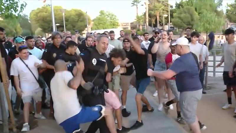 La concentración por la agresión a un vecino de Torre Pacheco se salda con altercados pero sin detenidos