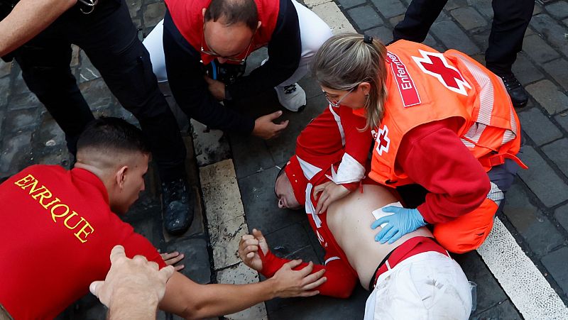 Tres cornadas y un 'puntazo', entre un total de ocho asistencias: parte mdico del sptimo encierro de San Fermn