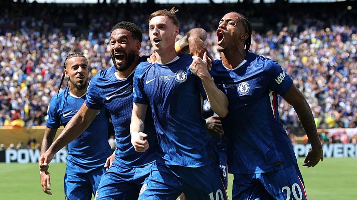 Los jugadores del Chelsea celebran uno de los goles de Cole Palmer ante el PSG