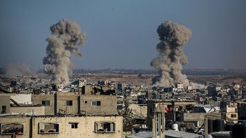 Vista del humo tras los ataques israeles contra Yabalia, en el norte de la Franja de Gaza