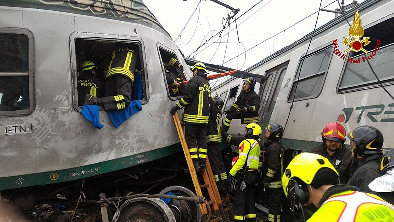 Tres muertos y más de un centenar de heridos por el descarrilamiento de un tren en Milán