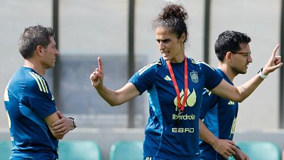 Montse Tom� sale en defensa de sus defensas antes de los cuartos de final de la Eurocopa