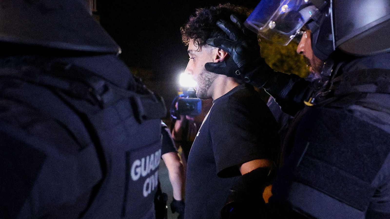 Prisión sin fianza para el detenido por la agresión al vecino de Torre Pacheco - Telediario 1 | Ver