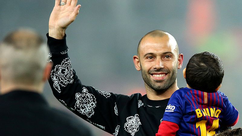 Mascherano recibe el homenaje del Camp Nou y sus compañeros