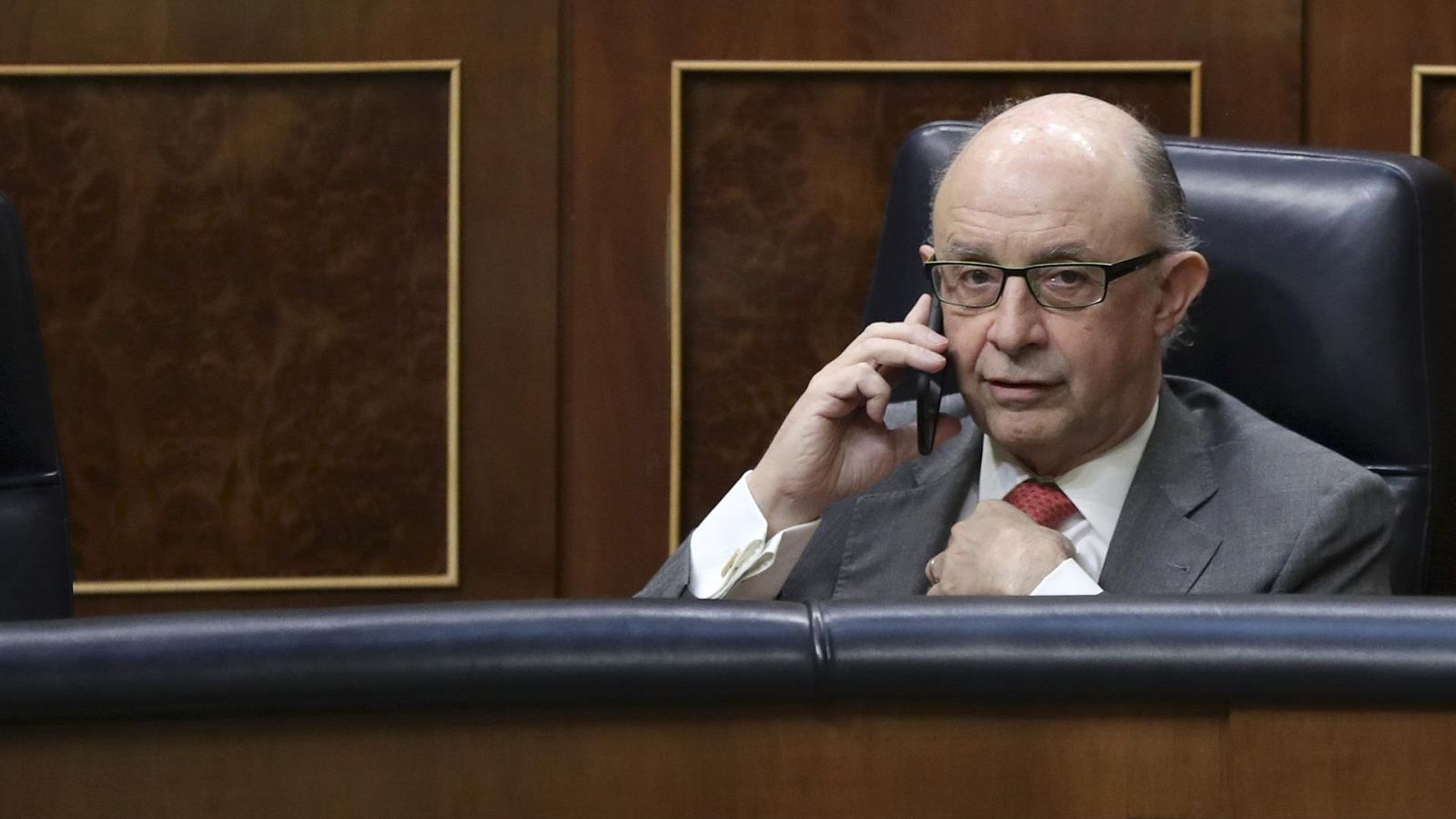 El despacho de Montoro también habría beneficiado a eléctricas y renovables | Ver