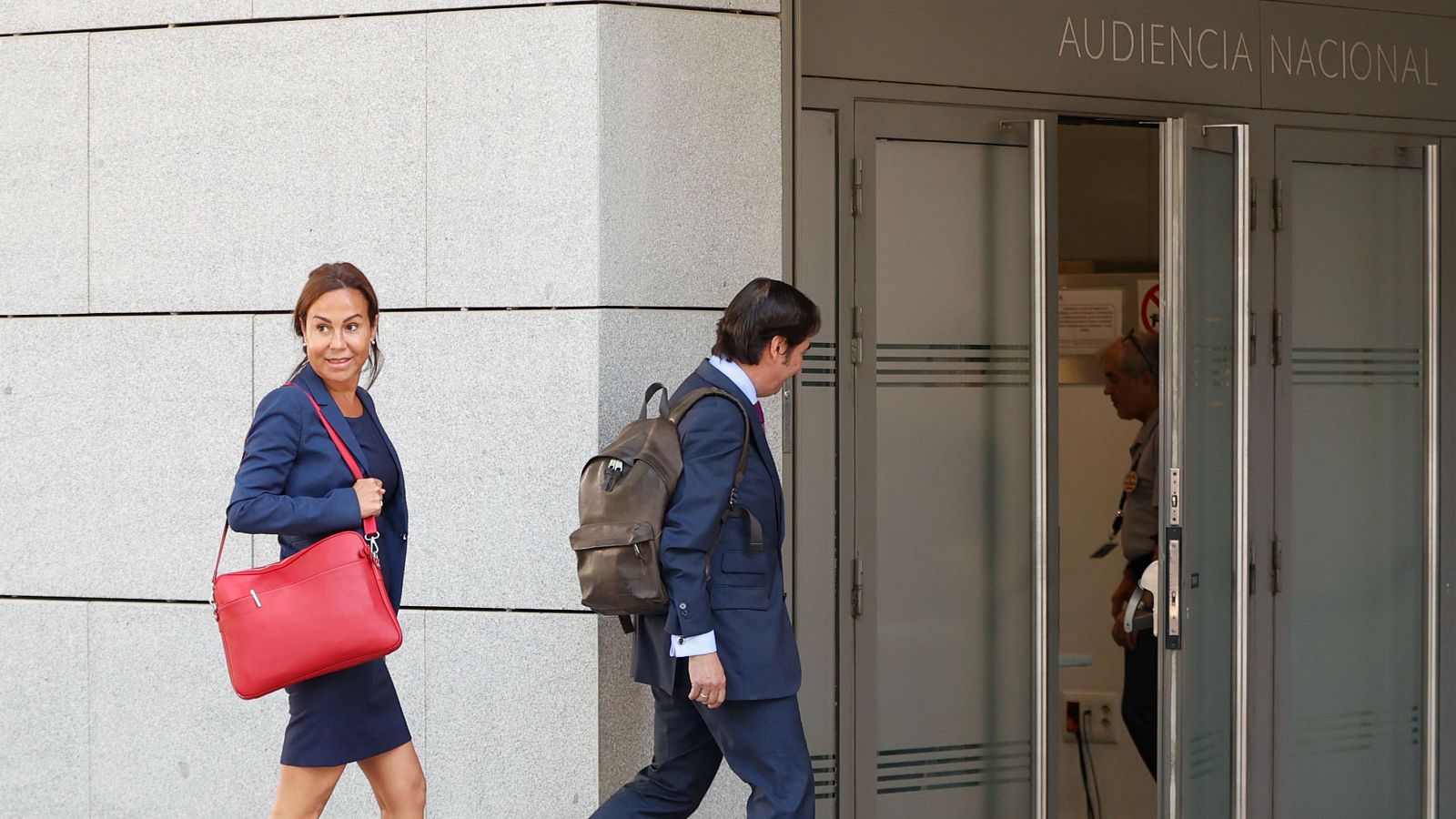 La Audiencia Nacional retira el pasaporte y prohíbe salir de España a Pardo de Vera y Herrero - Telediario 1 | Ver