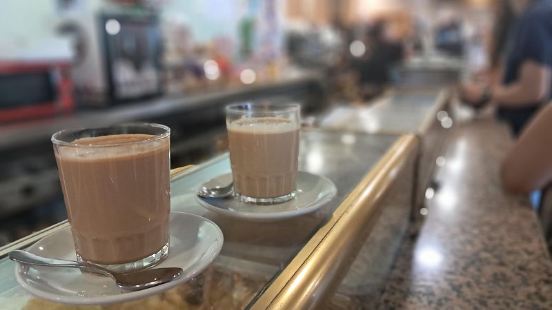 Los bares de carretera donde empieza y acaba el verano, crónica de un país que viaja entre bocadillos y café