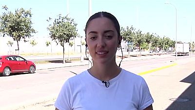 Se queda atrapada en un bazar y el dueo la recompensa con una colonia