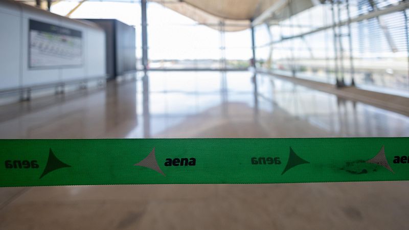 Aena prohíbe pernoctar en el Aeropuerto de Barajas desde este jueves