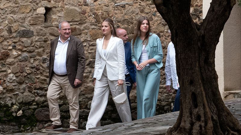 Leonor y Sofa visitan Sant Mart Vell junto a jvenes de la Fundacin Princesa de Girona