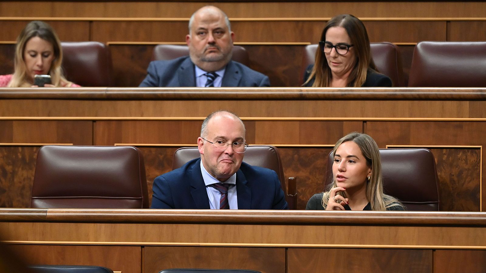 El PP arremete contra Sánchez por no dimitir pese a su "tesis fake" - Telediario 1 | Ver