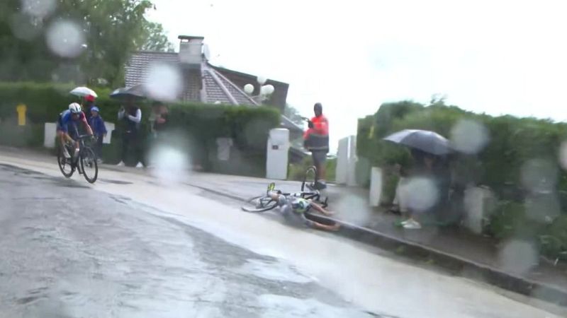 Terrible cada de Ivn Romeo cuando rodaba en el grupo cabeza en la penltima etapa del Tour 2025