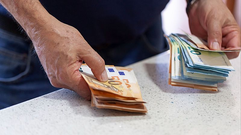 Casi el 80% de españoles no cree que los más ricos paguen más impuestos, según el CIS