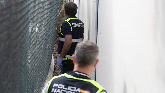 Dos agentes de la Policía Nacional durante una investigación llevada a cabo en Murcia. Archivo.