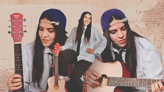 La cantante afgana Hamisha Bahar posa junto a su guitarra