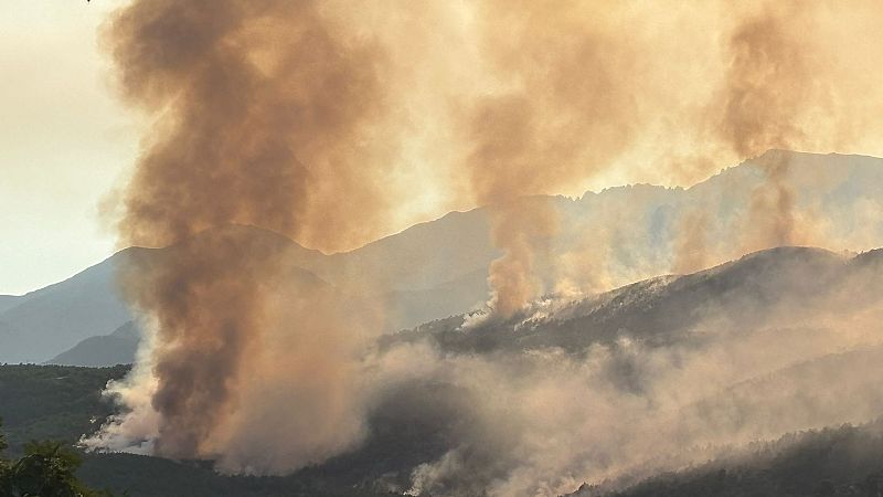 Confinan Mombeltrán para protegerlo de las llamas y el humo que provocará el "ataque técnico" al incendio de Ávila