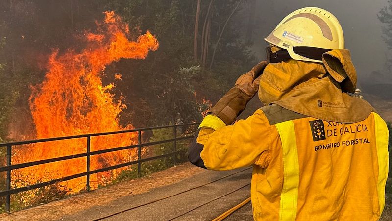 Desalojos y confinamientos por un gran incendio en A Cañiza, Pontevedra, que arrasa ya 200 hectáreas