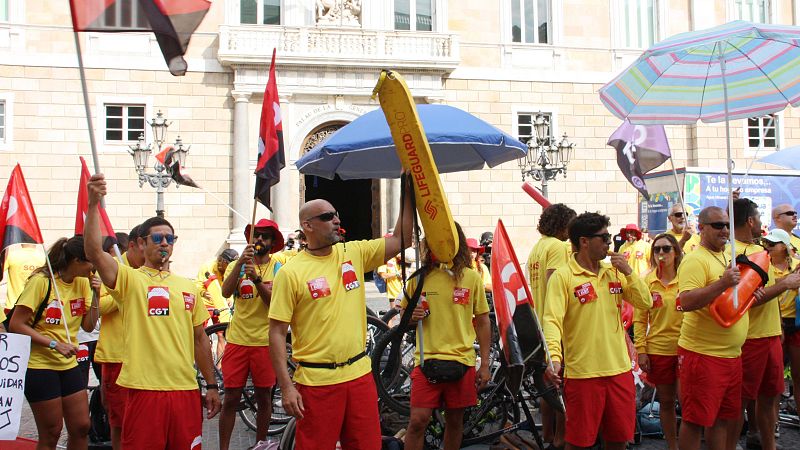 Els socorristes de Barcelona comencen vaga indefinida amb bandera groga