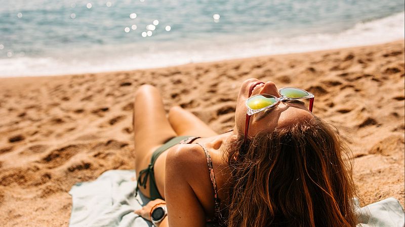 Tomar el sol cuando mayor es el ndice UV, la peligrosa moda que promueven influencers: estos son sus riesgos