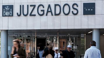 Procesado el lder de los 'Petazetaz' por dos agresiones sexuales a una joven en un piso de Vallecas, Madrid.
