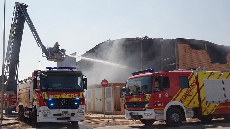 Los bomberos dan por controlado el incendio originado en un polgono industrial de Vinars, Castelln