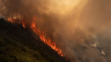 El incendio de Vilardevs obliga a desplegar a la UME