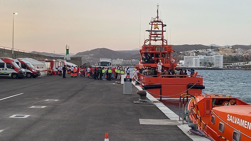 Rescatan a 179 inmigrantes, entre ellos un fallecido, a 476 kilómetros de Gran Canaria