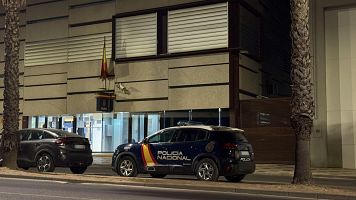 Dotaciones policiales frente a la comisara de Don Benito (Badajoz) donde se investiga la muerte de una mujer