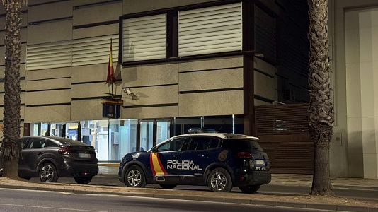 Dotaciones policiales frente a la comisara de Don Benito (Badajoz) donde se investiga la muerte de una mujer