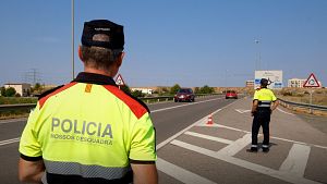 Agents de Trnsit dels Mossos d'Esquadra fent un control a Lleida
