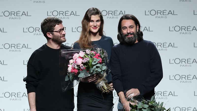 Juanjo Oliva gana el premio a la mejor colección tras los desfiles de Isabel Nuñez y Miguel Marinero