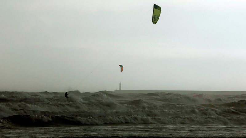 El temporal corta varias carreteras del sureste peninsular y cierra los puertos de Valencia y Sagunto