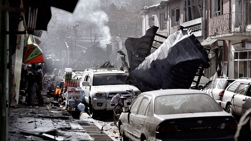 Asciende a 103 muertos y 235 heridos el balance del atentado con una ambulancia bomba en Kabul
