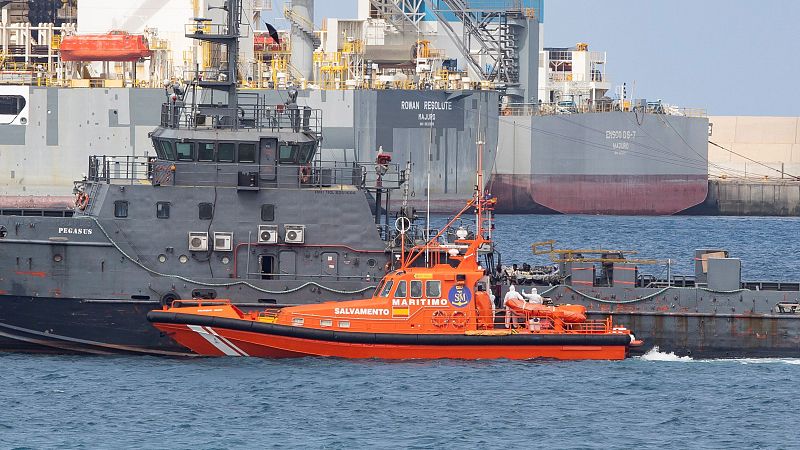 Un barco con 49 polizones a bordo desembarcará en el puerto de Lanzarote por razones humanitarias