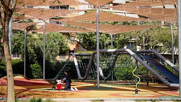 Un parc infantil amb ombres installades