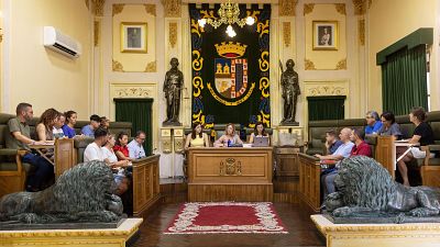 La alcaldesa de Jumilla, Seve Gonzlez (c), preside el pleno extraordinario celebrado este viernes en el saln de plenos del ayuntamiento de Jumilla (Murcia).