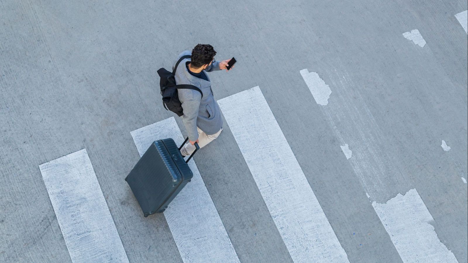 Usar el móvil al cruzar la calle, una práctica cotidiana que aumenta el riesgo de ser atropellado - Telediario 1 | Ver