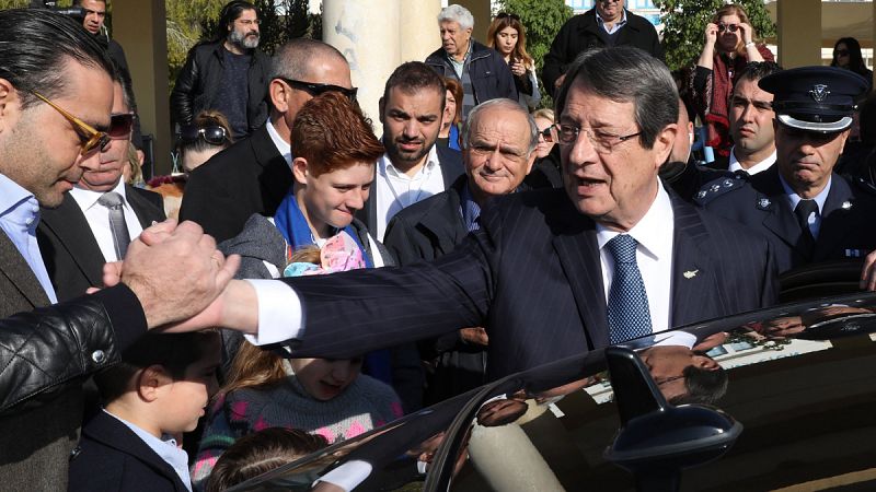 El actual presidente de Chipre gana la primera vuelta de las elecciones, según los primeros sondeos