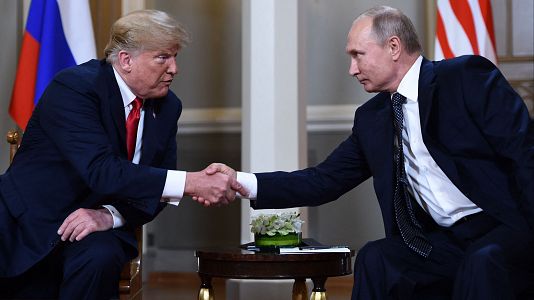 El presidente ruso Vladmir Putin (derecha) y el presidente estadounidense Donald Trump se dan la mano antes de una reunin en Helsinki, el 16 de julio de 2018.