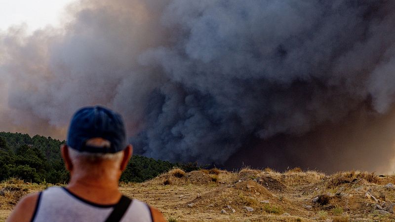 El fuego obliga a desalojar a centenares de vecinos en El Bierzo