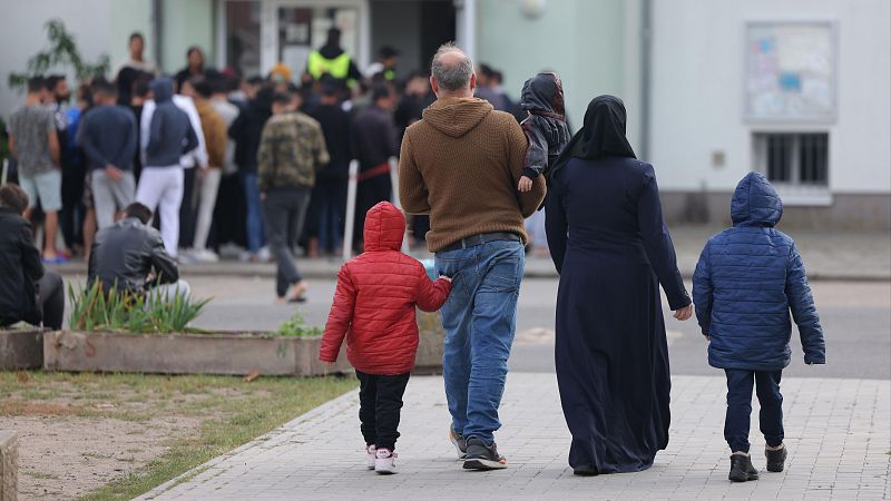 Controles fronterizos reforzados o centros de detención en otros países: crece el discurso antiinmigración en Europa