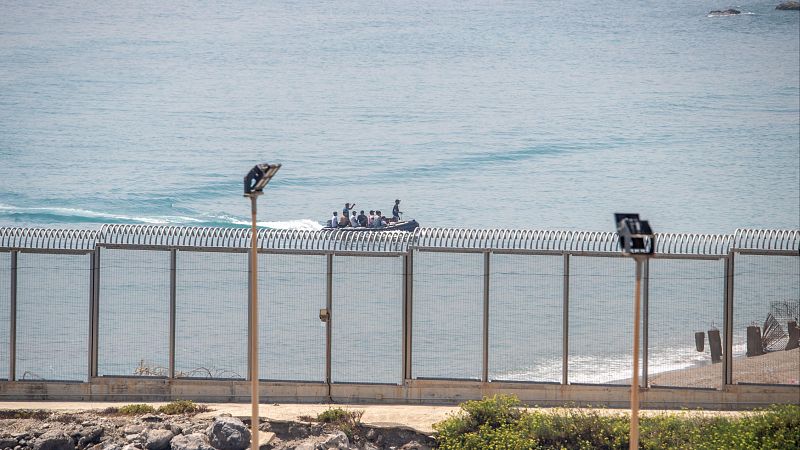 Decenas de jóvenes marroquíes intentan entrar a nado en Ceuta aprovechando la niebla