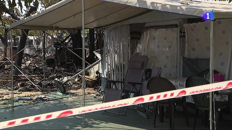 Dos incendis a un càmping del Vendrell obliguen a desallotjar a 1700 persones