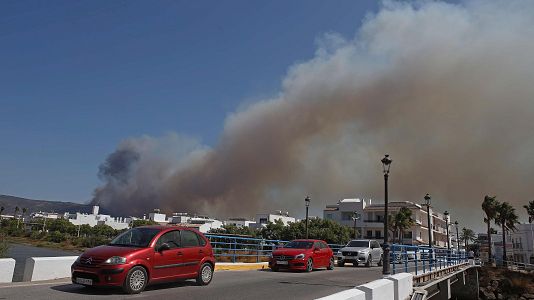 Varios veh�culos desalojan las zonas afectadas por el incendio