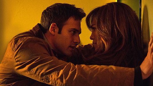 Jennifer Lpez y Ryan Guzman en la pelcula 'Obsesin'