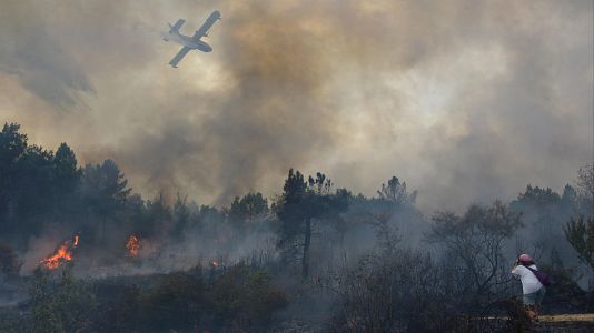 CUn hidroavin trata de extinguir el incendio, a 12 de agosto de 2025, en Seixalbo, Ourense, Galicia